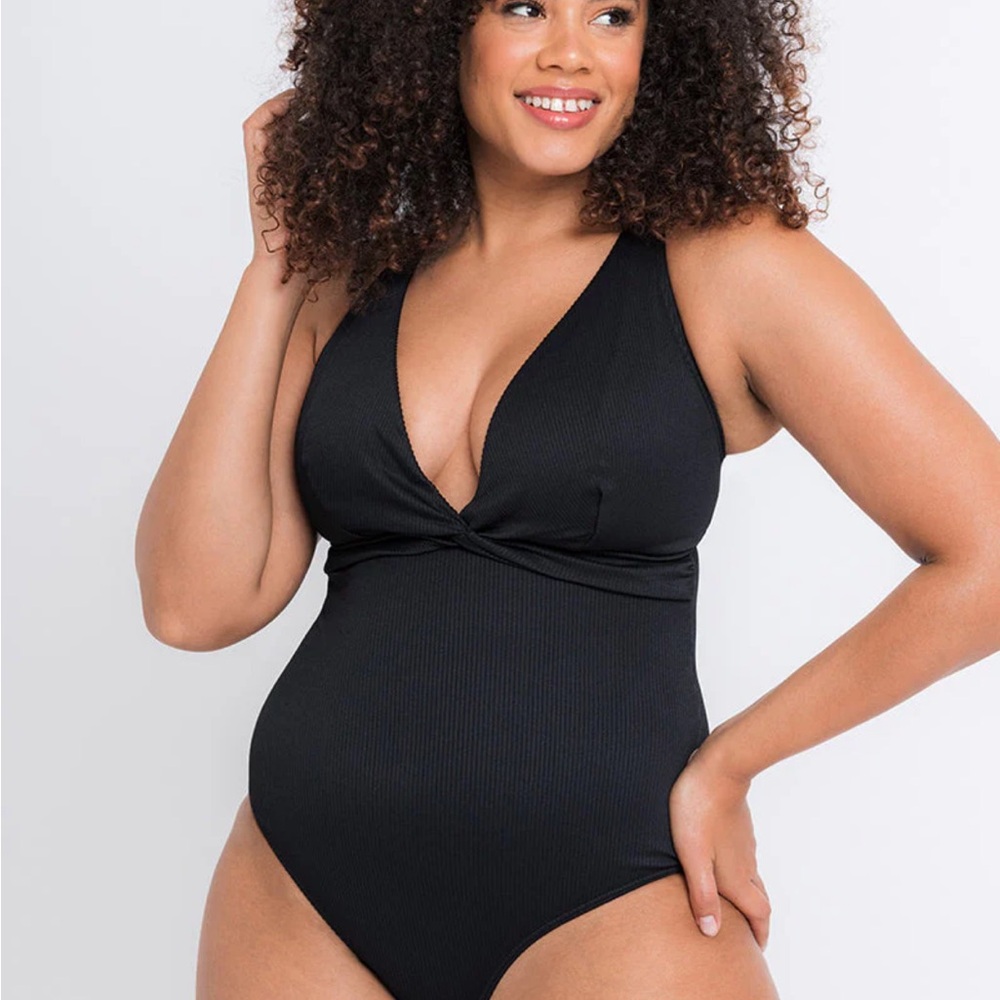 Chic Black One-Piece Swimsuit curvy Kate